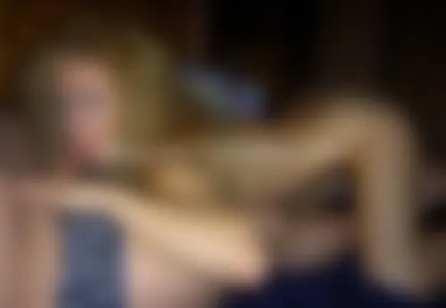 Blonde suceuse offerte pour expérience candauliste à Toulon