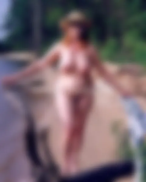 Femme aux gros seins offerte pour baiser sur la plage dans l'Aude