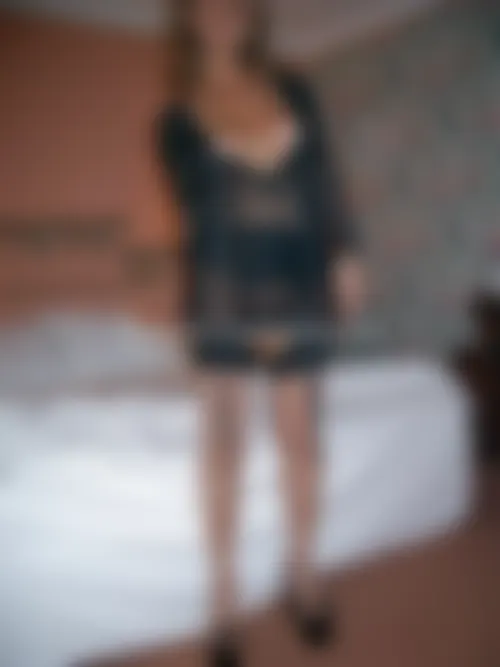 Femme en porte-jarretelles et lingerie fin de l'Ain pour sexe candauliste