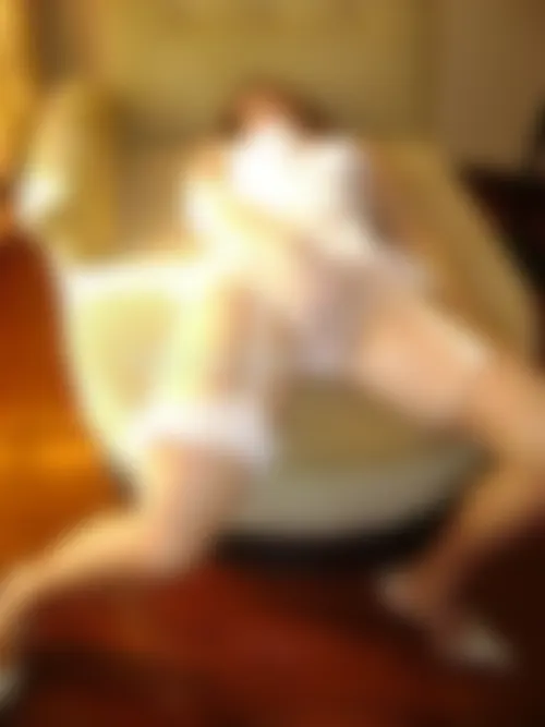 Salope parisienne en lingerie coquine offerte à bel étalon