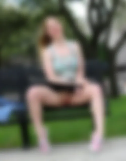 Jeune coquine sans culotte offerte pour plan baise à Melun