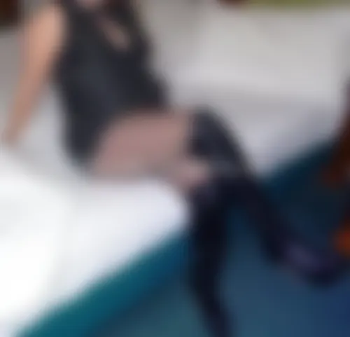 Domina en bottes de cuir soumet des mecs devant son mari à Niort