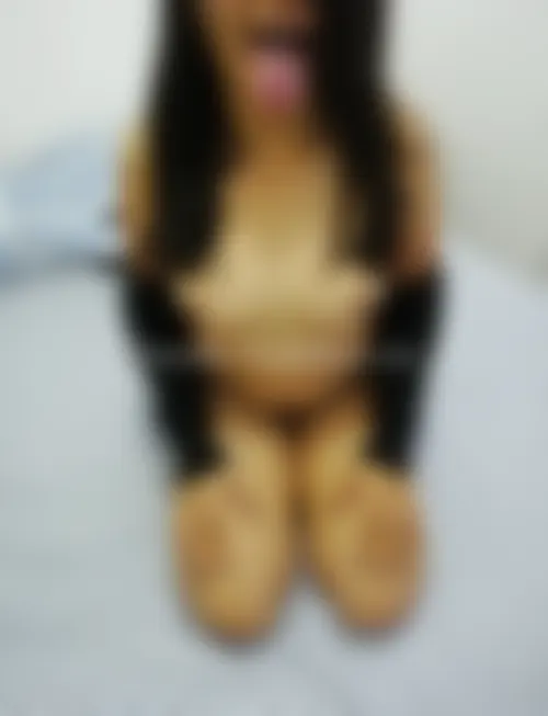 Petite chienne asiatique offerte pour une séance candauliste à Mulhouse