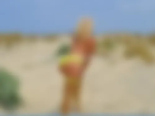 Salope blonde offerte sur la plage pour plan baise en Vendée