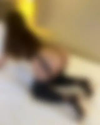 Après-midi candauliste à l'hôtel devant son époux avec une brune coquine de Vannes