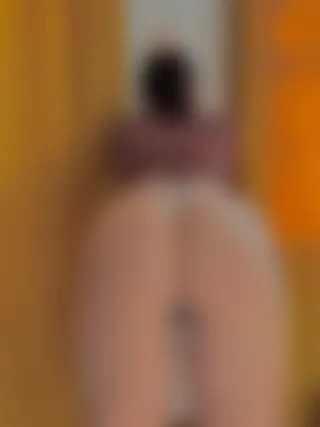 Jeune femme offerte pour un plan candauliste avec un homme mûr de Tarbes