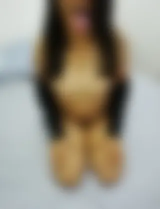 Petite salope asiatique de Mulhouse disponible pour un plan candauliste devant son mec