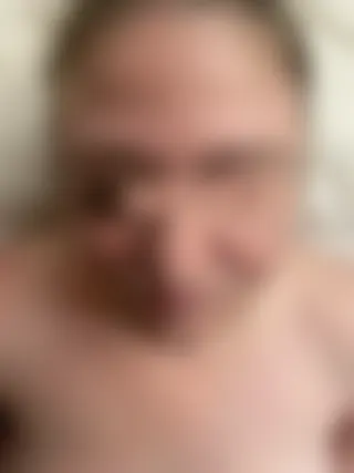 Pipe avec une bonne douche de sperme devant son époux cocu à Le Mans