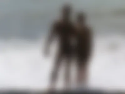 Rencontrer un jeune couple de Bruxelles qui partage sa femme sur la plage